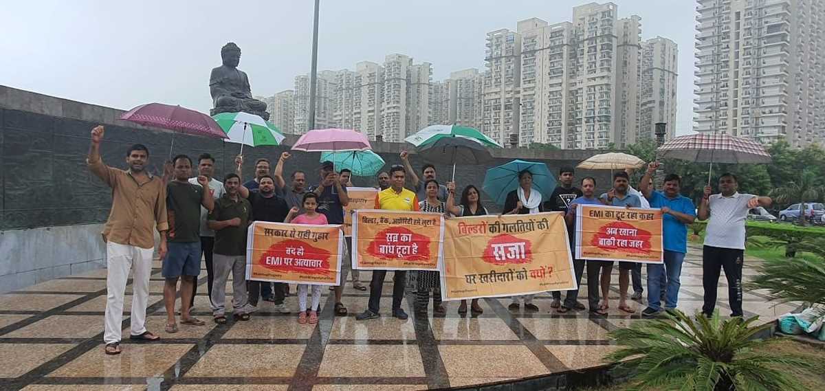 घर खघ्रीदारोंं ने सरकार से पूछा कब होगी रजिस्ट्री, भारी बारिश में डटे रहे लोग